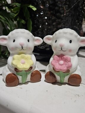 Ceramic Lamb Salt & Pepper Shakers, NWT - GIFTABLE